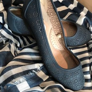 White Mountain Cliffs Blue size 7 cute loafers , only worn once ..too small